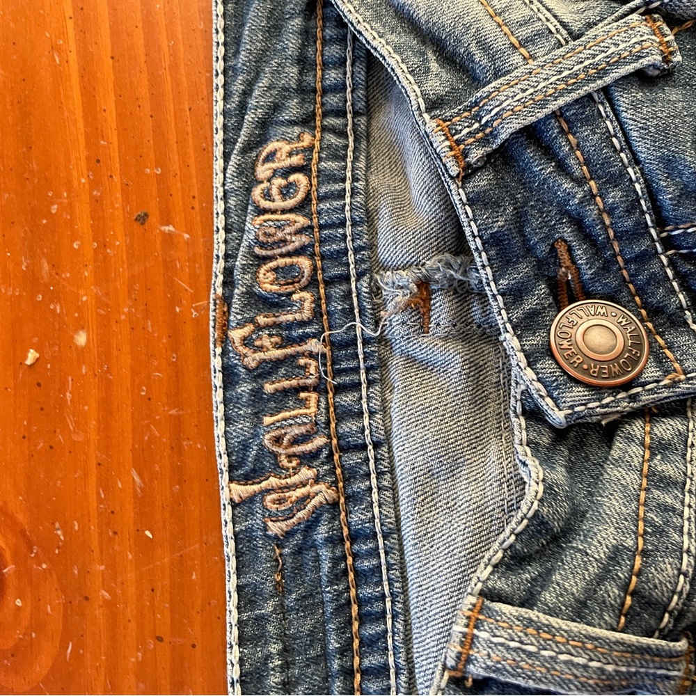Wallflower junior’s Faded Blue Boot Cut Jeans - Picture 3 of 6